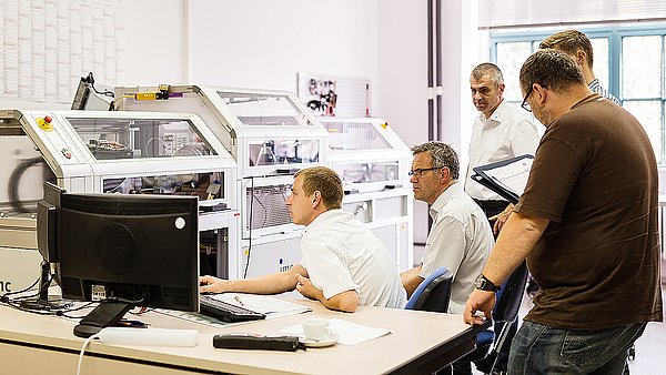 Projektteilnehmer mit E-Motoren-Prüfstand
